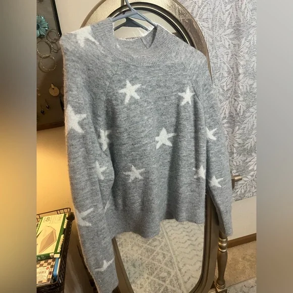 Cozy Women's Gray Star Crewneck Sweater - Picture 1 of 2